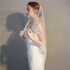 Simple and Elegent Crystal Beaded Short Bridal Veils with Lace Appliques (Off-White)